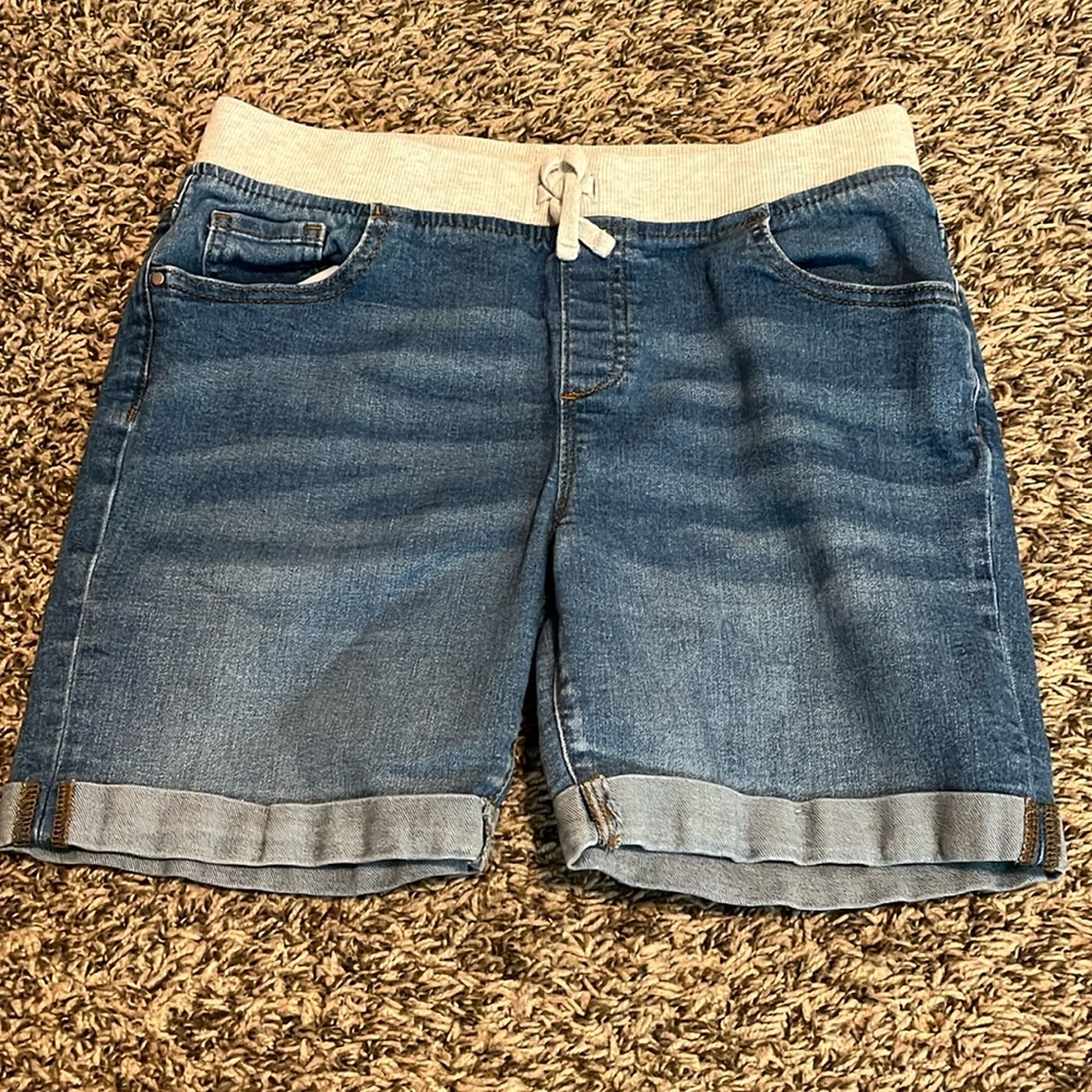 Jean shorts with stretchy waist band
